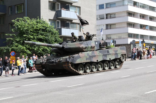 lippujuhlan_pc3a4ivc3a4n_paraati_2016_15_panssariprikaati_leopard_2a6