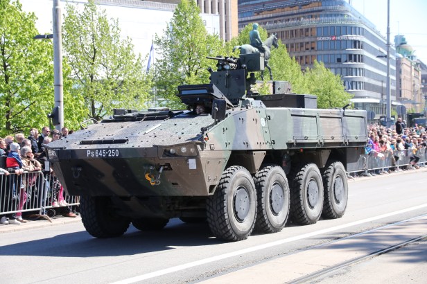 lippujuhlan_pc3a4ivc3a4n_2017_paraati_093_patria_amv_xa-360_ps_645-250